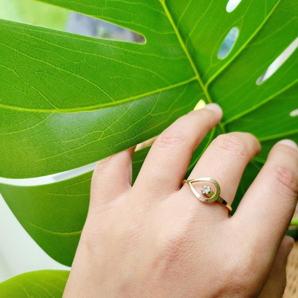 Vintage Dainty Gold Avon Rhinestone Ring - Picture 3 of 9